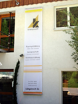Banner an der Außenseite des Firmengebäudes